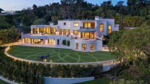 Billionaire Steve Wynn spent five years trying to sell his 27,000-square-foot Beverly Hills estate; the $135 million property finally sold for $47.75 million |
