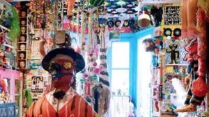 A London artist spent decades covering his home with thousands of broken dolls, false teeth and other discarded objects, turning it into a museum of found art | World News
