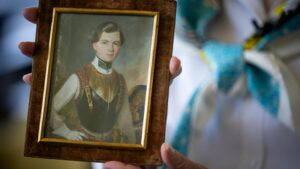 In 1940, Nazis seized a 3-inch painting from a Jewish collector in Vienna; 86 years later, Austria returned it to his heir in Minnesota