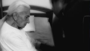 Why do some people stay mentally sharp even when their brains show clear signs of Alzheimer’s disease? Scientists have found an important clue hidden in a rare group of resilient brains